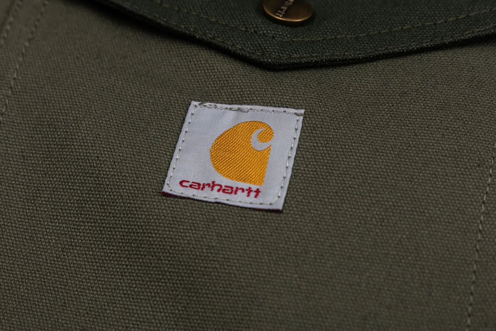 165 Carhartt Carhartt counter Same Style 106432 cotton jacket original 1:1 version Weight: 12 ounces Material: 99% cotton/1% spandex Canvas Details: corduroy trim collar quilted nylon lining, easy to put on and take off, insulated and warm, using Rugged Flex® elastic technology allows for easy movement. Loose fit. Front handwarmer pockets. Double pleats on the back to provide extra stretch at the shoulders. Internal ribbed windproof cuffs to help protect against cold weather. Adjustable hem for added coverage. Two front lower pockets. Two interior pockets; one with hook and loop closure, the other with a secure zipper. Style number: 106432#. Color: Olive Green. Black. Yellow. Dark Brown. Size: S-XL